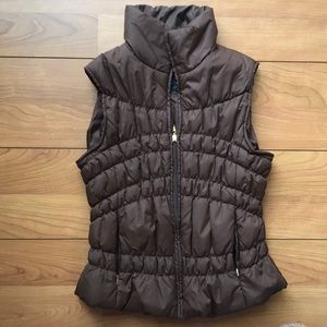 📍 Brown Puffer Vest